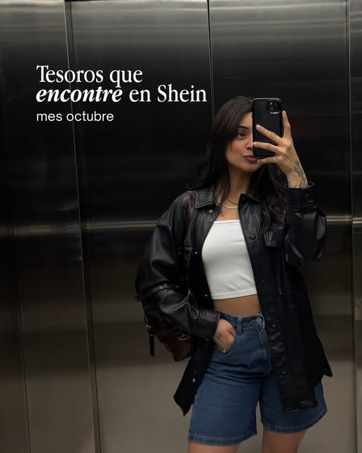 Nathaly Ziems con chaqueta de cuero y jeans en un espejo.